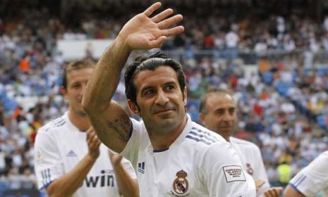 البرتغالي لويس فيغو يفضل رئاسة ريال مدريد على برشلونة 