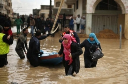 غرق عشرات المنازل والكرافانات بمياه الأمطار في غزة