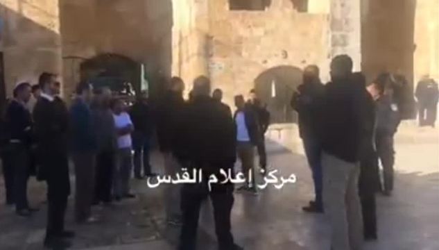 عشرات المستوطنين يقتحمون باحات الأقصى