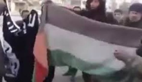 الشيخ العمري: داعش يحرق الاعلام الفلسطينية في مخيم اليرموك