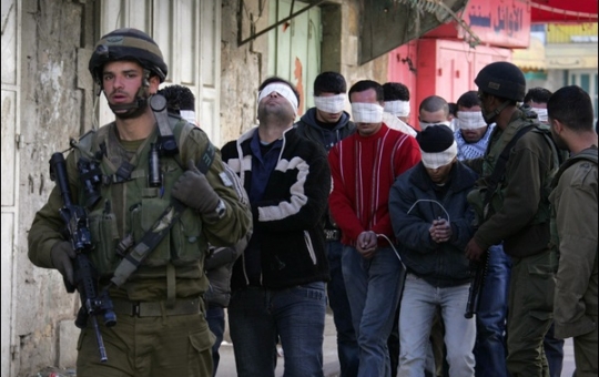 الاحتلال يعتقل 4 فلسطينيين من الخليل