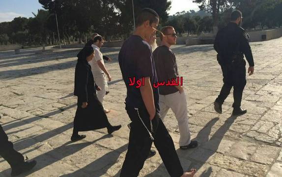 المصلون يتصدون للمستوطنين وقوات الاحتلال خلال اقتحام الأقصى