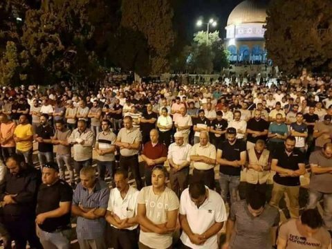 القدس تنتصر... آلاف الفلسطينيين يؤدون صلاتي المغرب والعشاء في باحات الأقصى