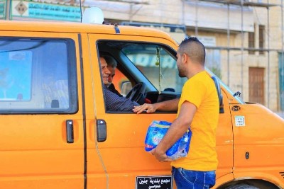 شبان يوزعون التمر على المارة في مدينة جنين قبيل المغرب