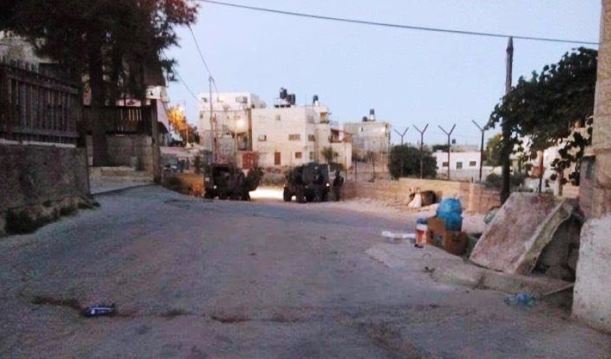 قوات الاحتلال تعتقل مواطنين وتصادر مركبات بعد اقتحامات في الضفة الغربية