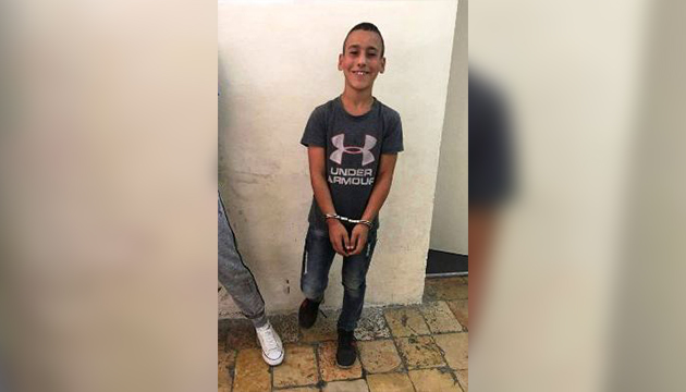 الاحتلال يفرج عن فتى مقدسي ويؤجل محكمة 2 آخرين