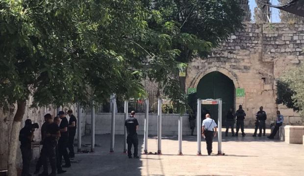 شرطة الاحتلال تدعي عثورها على أسلحة نارية وبيضاء في باحات الأقصى