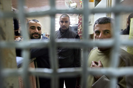تضييقات وقائمة ممنوعات جديدة على الأسرى الفلسطينيين 