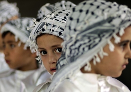 مسيرة صامتة في عين الحلوة نصرة لحقوق الطفل الفلسطيني