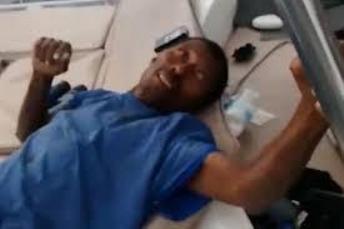 ظل 8  أيام في عرض البحر داخل صندوق بعد تحطم قاربه