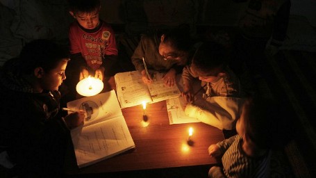 اطفال غزة يعانون من أزمة الكهرباء