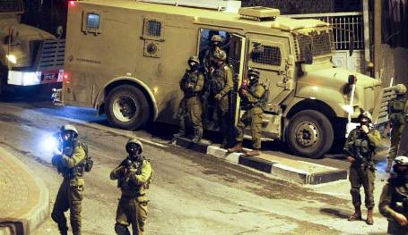 الاحتلال يعتقل 12 فلسطينيا من الضفة