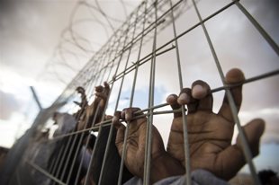 خمسة أسرى يدخلون أعواماً جديدة داخل سجون الاحتلال 