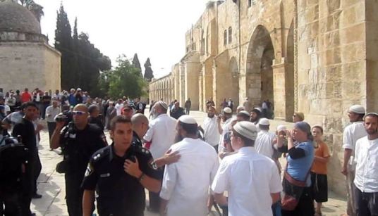 أطفال القدس يتصدون لاقتحام المستوطنين المسجد الأقصى المبارك
