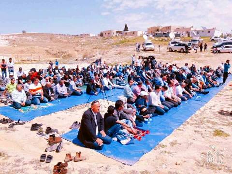 الفلسطينيون يؤدون صلاة الجمعة على أراضيهم المهددة بالهدم