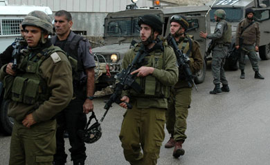 قوات الاحتلال تعتقل 25 فلسطينيا فجر اليوم في الضفة المحتلة 