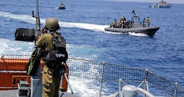 زوارق الاحتلال تستهدف الصيادين في بحر غزة