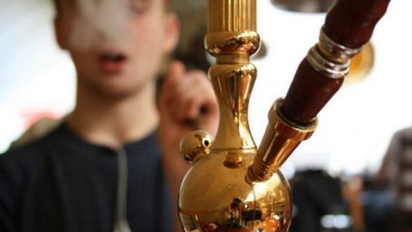 رام الله.. ضبط 12 طفلا يدخنون النرجيلة بمقهى