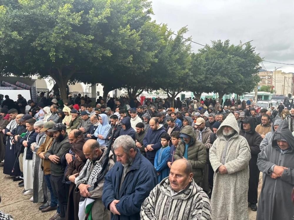 صلاة المغاربة على أبو عبيدة.jpg