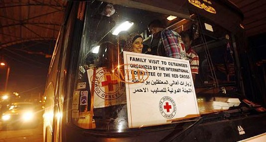 أهالي أسرى غزة يزورون أبنائهم في المعتقلات