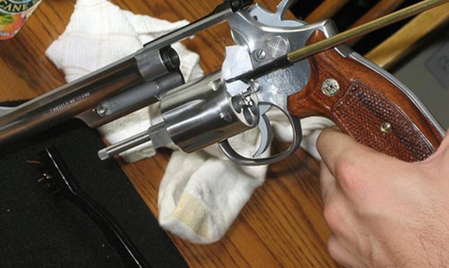 أطلق النار على 5 أشخاص أثناء شرحه مخاطر استخدام السلاح