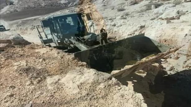 الاحتلال يواصل حفر خنادق قرب مسافر يطا بهدف عزلها