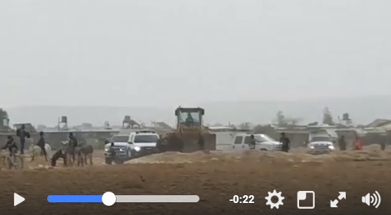 جرافات الاحتلال تهدم منزلاً ومطعماً بالنقب