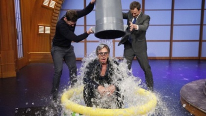 طرد من عمله لتنفيذه تحدي دلو الثلج