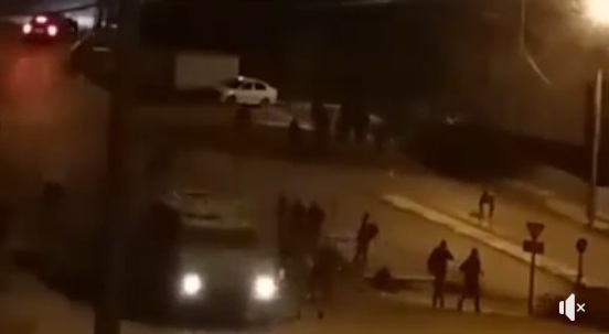 مواجهات بنابلس والشبان يستهدفون جيبات الاحتلال
