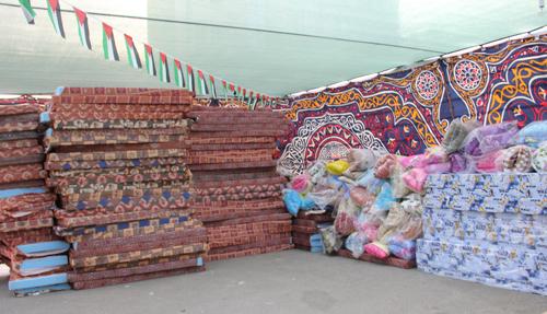 عشرات النساء اليمنيات يتبرعن بحليهن لدعم غزة