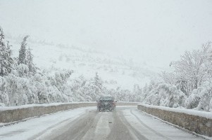 الطرق في بيت لحم سالكة بصعوبة والبلديات تعمل لإزالة الثلوج