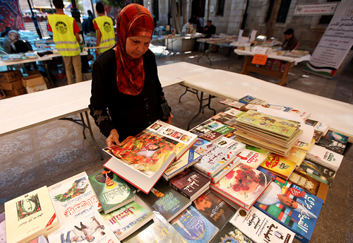 تواصل فعاليات معرض الكتاب الشعبي في البيرة