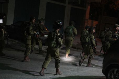 الاحتلال يعتقل 12 مواطنا من الضفة القدس
