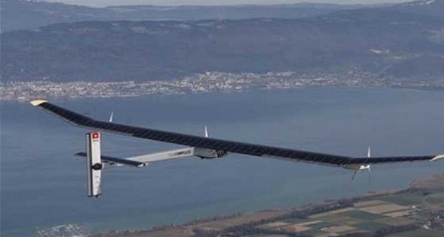 سويديان ينطلقان برحلة حول العالم بطائرة تعمل بالطاقة الشمسية