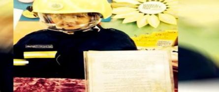 طفلة تذهب الى المدرسة بزي والدها المتوفي