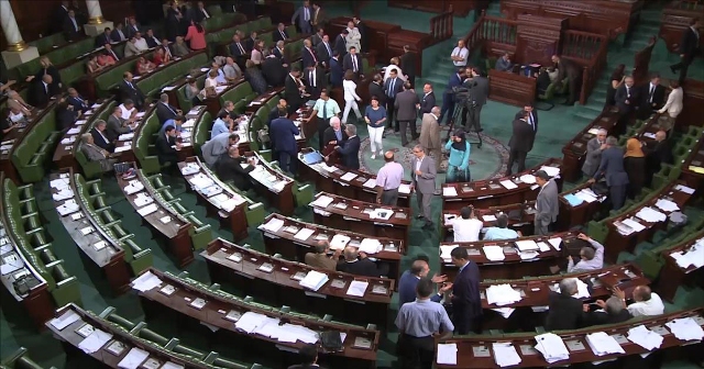 البرلمان التونسي يسقط الحكومة