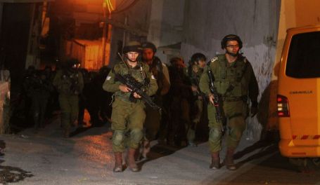 قوات الاحتلال تعتقل 11 فلسطينيا من الضفة والقدس