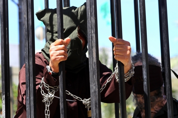 6 أسرى يدخلون أعواماً جديدة داخل سجون الاحتلال
