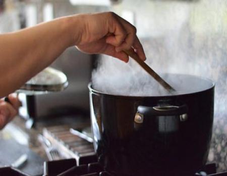 دراسة: تخصيص وقت أكبر لطهي الطعام يزيد الاضطرابات الصحية