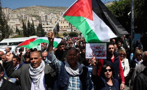 وقفة تضامنية في نابلس مع أهالي اليرموك