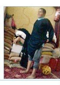 والد يرغم أبناءه على التسول!