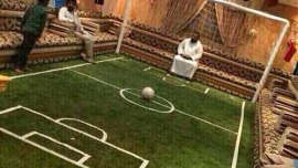سعودي يحول مجلس منزله إلى ملعب كرة قدم