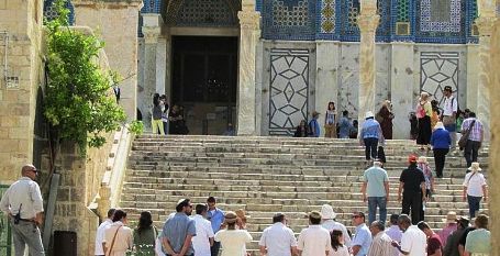 اكثر من 160 مستوطنا يقتحمون باحات الاقصى
