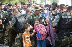مئات اللاجئين بينهم فلسطينيون يقتحمون الحدود المقدونية مع اليونان