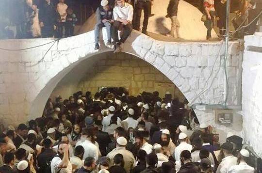 نابلس... آلاف المستوطنين يقتحمون قبر يوسف واندلاع مواجهات مع المواطنين