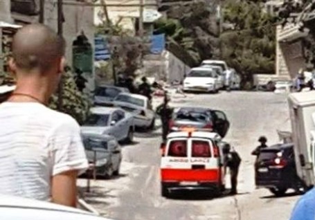 القدس.. الاحتلال يستهدف سيارة فلسطينية في عناتا