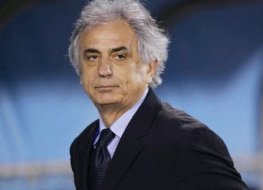 مدرب المنتخب الجزائري يرفض غاضباً الحديث عن صوم لاعبيه