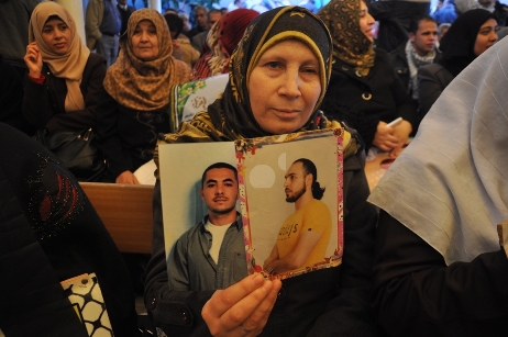 أهالي الأسرى بغزة ينفذون اعتصامهم الأسبوعي أمام الصليب الأحمر