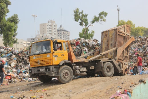 بلدية غزة تجمع وترحل 8 آلاف طن من النفايات الصلبة