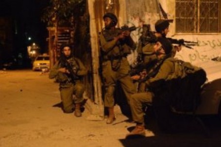 الاحتلال يعتقل 10 مواطنين من القدس وقلقيلية